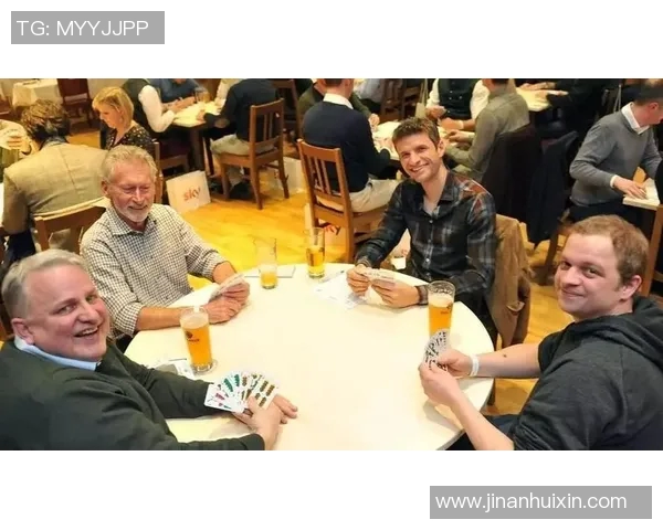 足球明星扑克牌对决精彩瞬间,球场英雄们化身牌桌高手,竞技与智慧的完美结合